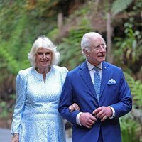 Los Reyes Carlos III y Camilla visitan el Jardín Botánico de Canberra durante su visita de estado a Australia en octubre de 2024