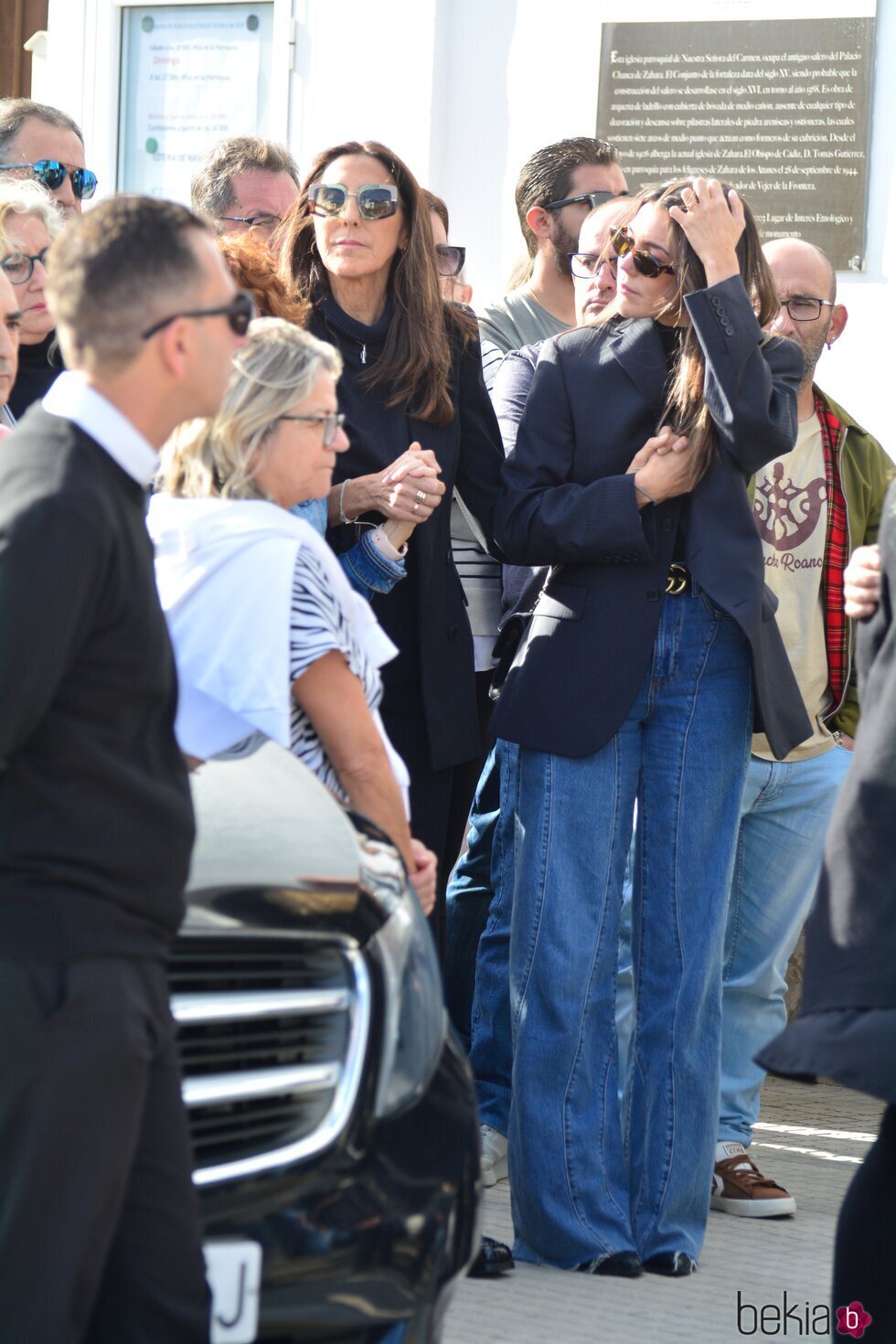 Paz Padilla y Anna Ferrer Padilla en el funeral de Luis Padilla