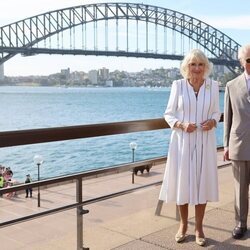 Los Reyes Carlos y Camilla ante el Harbour Bridge de Sydney en su primera visita a Australia como Reyes