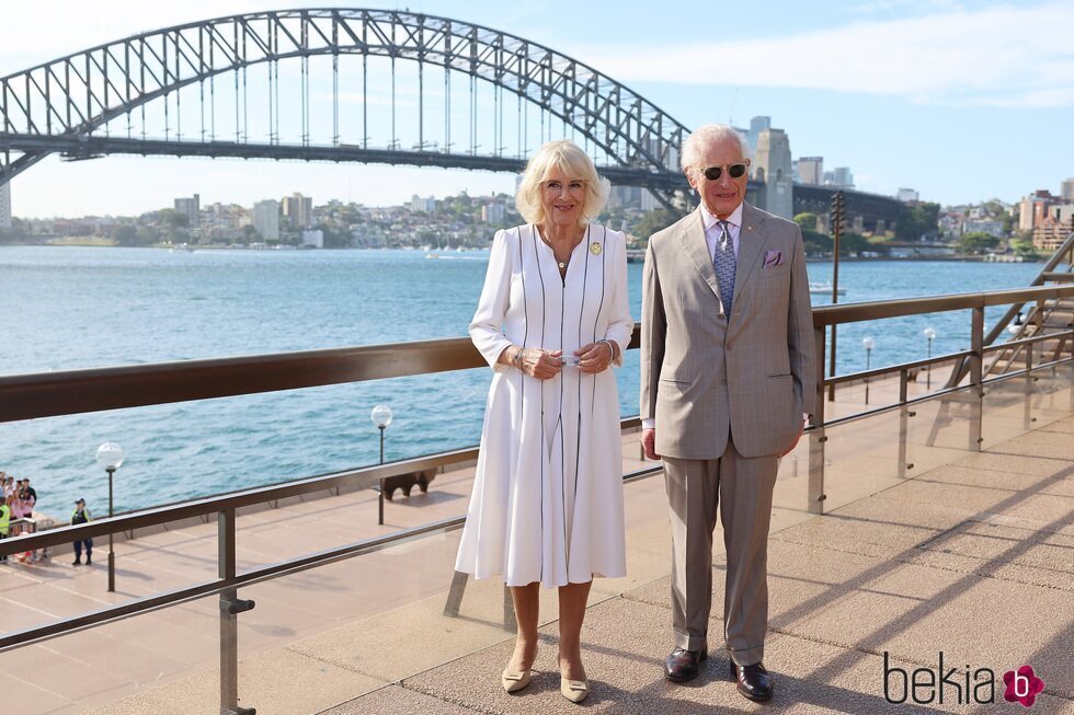 Los Reyes Carlos y Camilla ante el Harbour Bridge de Sydney en su primera visita a Australia como Reyes