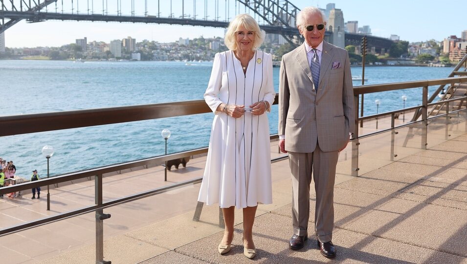 Los Reyes Carlos y Camilla frente al Puente del Puerto de Sídney en su primera visita a Australia como Reyes