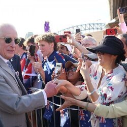 El Rey Carlos III saludando a la gente en Sydney en su primera visita oficial a Australia como Rey