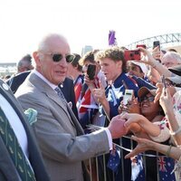 El Rey Carlos III saludando a la gente en Sydney en su primera visita oficial a Australia como Rey