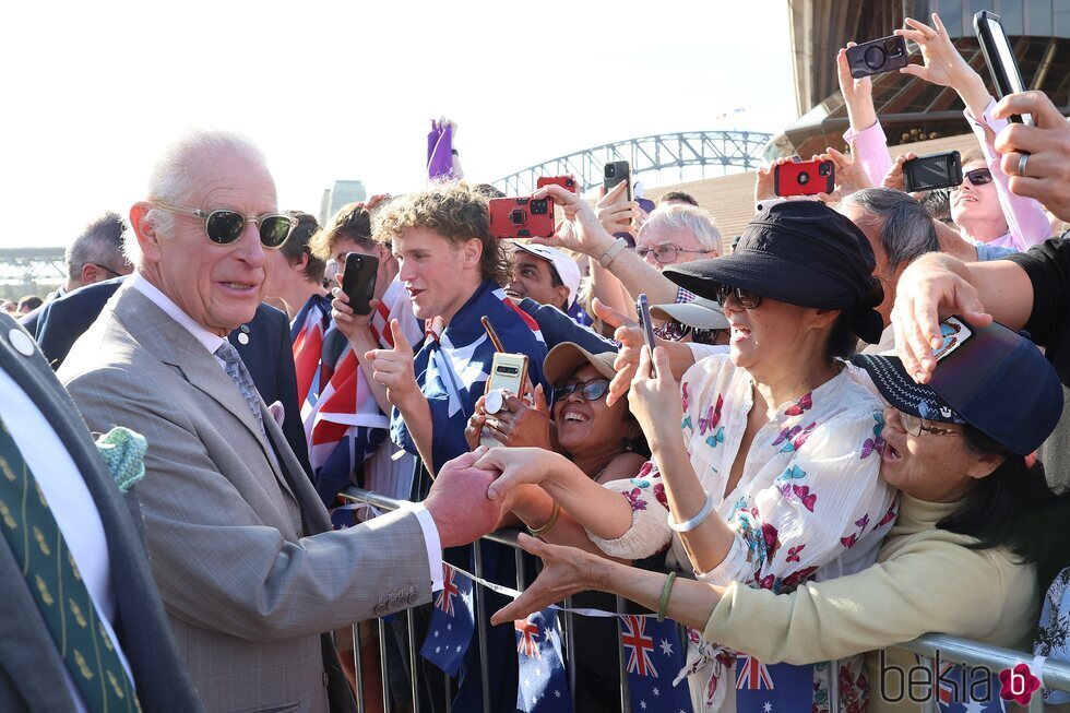 El Rey Carlos III saludando a la gente en Sydney en su primera visita oficial a Australia como Rey