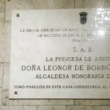 Placa que recuerda que la Princesa Leonor fue nombrada Alcaldesa Honoraria de Oviedo