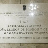 Placa que recuerda que la Princesa Leonor fue nombrada Alcaldesa Honoraria de Oviedo