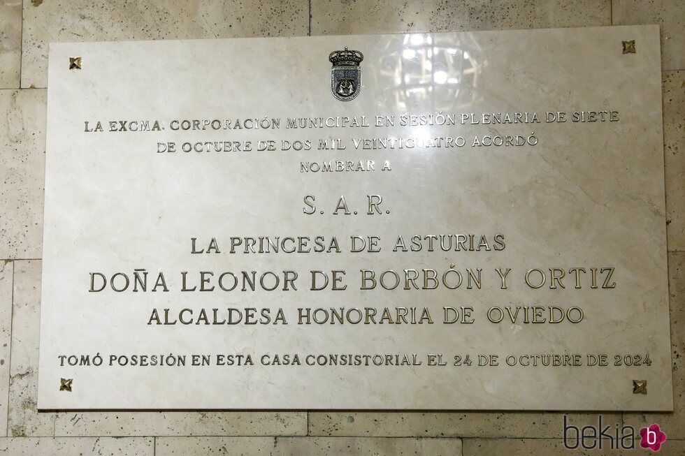 Placa que recuerda que la Princesa Leonor fue nombrada Alcaldesa Honoraria de Oviedo