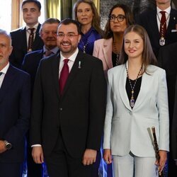 La Princesa Leonor con el Presidente de Asturias y el Alcalde de Oviedo en el acto en el que fue nombrada Alcaldesa Honoraria de Oviedo