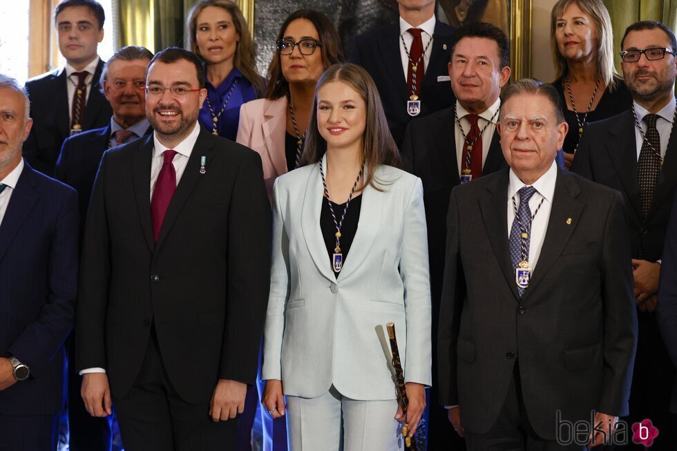 La Princesa Leonor con el Presidente de Asturias y el Alcalde de Oviedo en el acto en el que fue nombrada Alcaldesa Honoraria de Oviedo