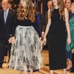 La Princesa Leonor y la Infanta Sofía llegan al concierto de los Premios Princesa de Asturias