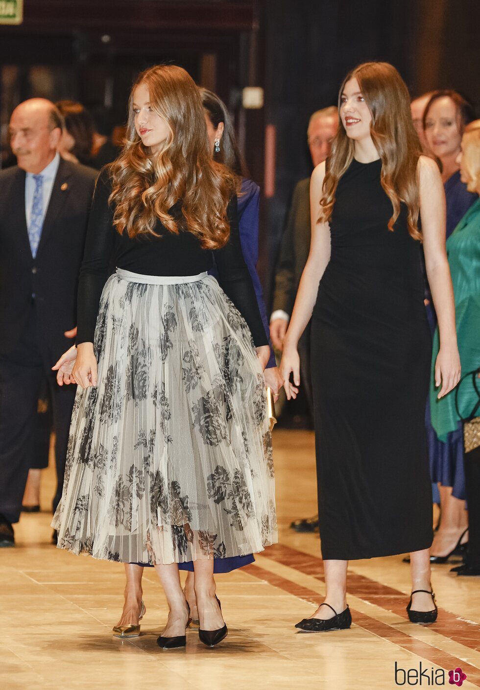 La Princesa Leonor y la Infanta Sofía llegan al concierto de los Premios Princesa de Asturias