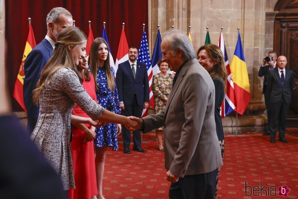 Joan Manuel Serrat saluda a la Princesa Leonor en la audiencia previa a los Premios Princesa de Asturias 2024