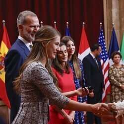 La Princesa Leonor dando la mano a Carolina Marín en la audiencia previa a los Princesa de Asturias 2024