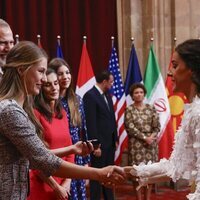 La Princesa Leonor dando la mano a Carolina Marín en la audiencia previa a los Princesa de Asturias 2024