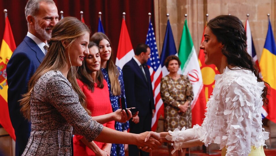 La Princesa Leonor dando la mano a Carolina Marín en la audiencia previa a los Princesa de Asturias 2024