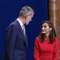 El Rey Felipe y la Reina Letizia se miran en la audiencia previa a los Premios Princesa de Asturias 2024