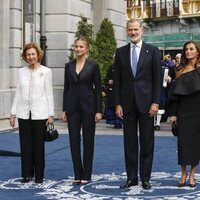 La Reina Sofía, la Princesa Leonor, el Rey Felipe, la Reina Letizia y la Infanta Sofía posan en su llegada a los Premios Princesa de Asturias 2024