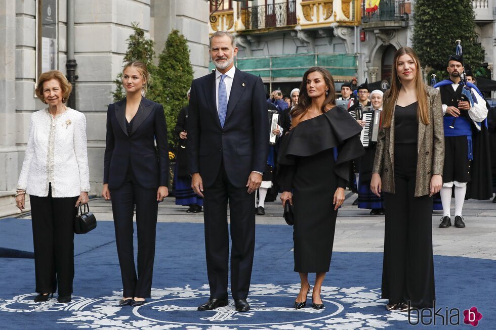 La Reina Sofía, la Princesa Leonor, el Rey Felipe, la Reina Letizia y la Infanta Sofía posan en su llegada a los Premios Princesa de Asturias 2024