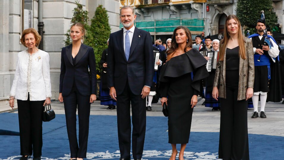 La Reina Sofía, la Princesa Leonor, el Rey Felipe, la Reina Letizia y la Infanta Sofía posan en su llegada a los Premios Princesa de Asturias 2024