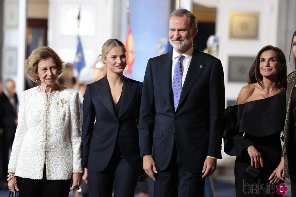 La Reina Sofía, la Princesa Leonor, el Rey Felipe y la Reina Letizia marchándose de los Premios Princesa de Asturias 2024