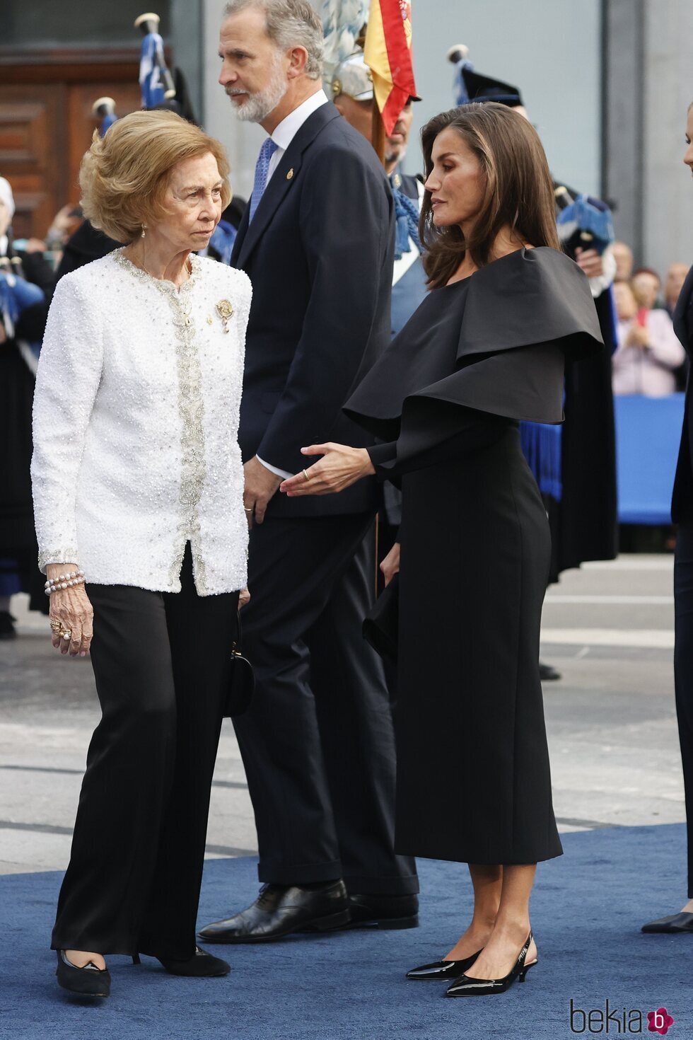 La Reina Letizia cede el paso a la Reina Sofía en los Premios Princesa de Asturias 2024