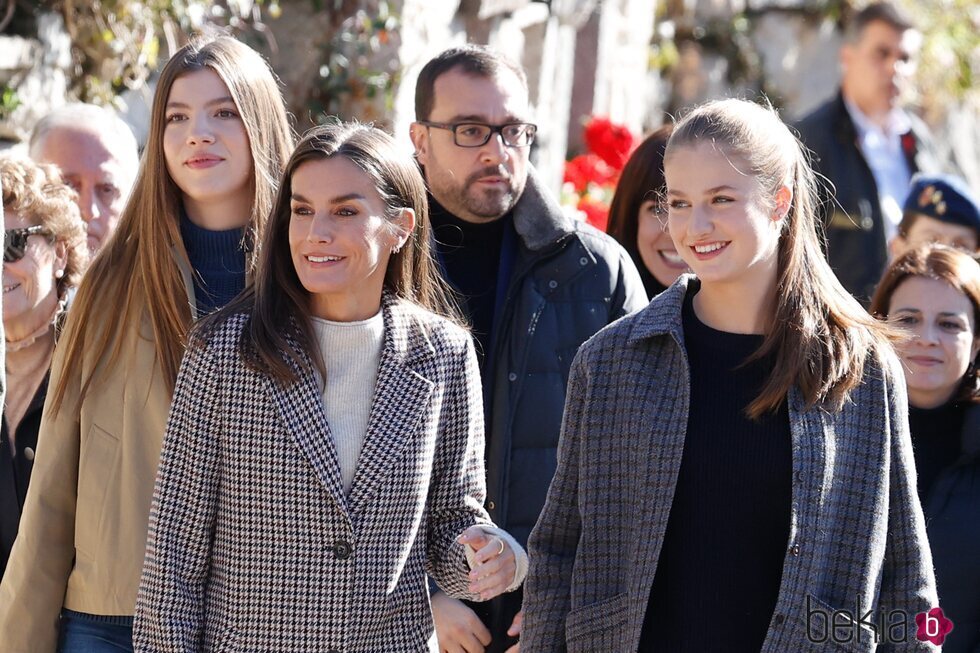 La Reina Letizia, la Princesa Leonor y la Infanta Sofía en la entrega del premio Pueblo Ejemplar 2024