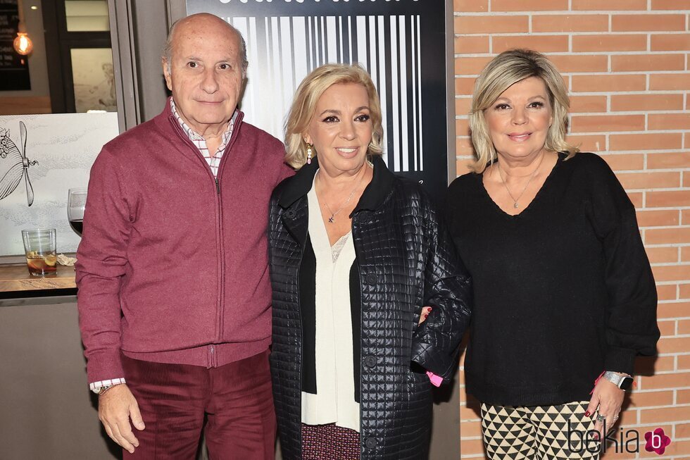 Terelu Campos y José Carlos Bernal con Carmen Borrego celebrando su cumpleaños