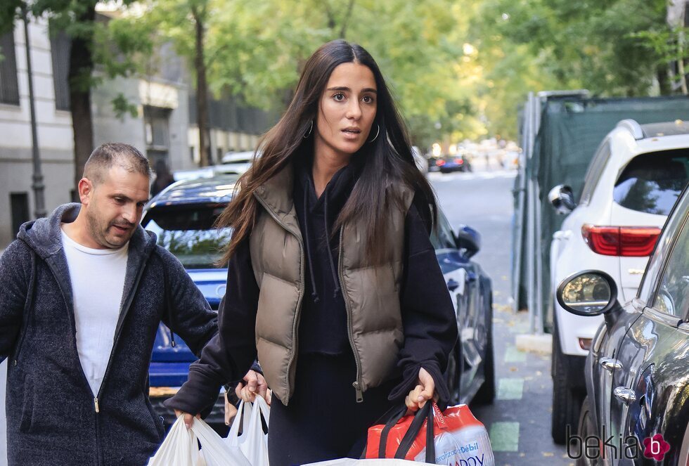 Claudia Martínez donando alimentos para los afectados por la DANA