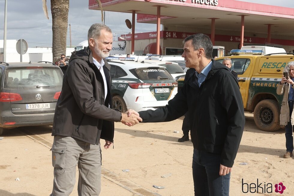 Felipe VI y Pedro Sánchez en su visita a la Comunidad Valencia tras la DANA