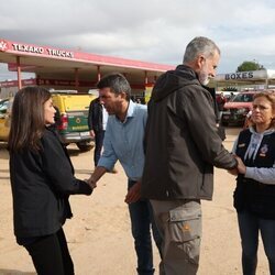 El Rey Felipe y la Reina Letizia saludan al equipo que gestiona la DANA de la Comunidad Valenciana