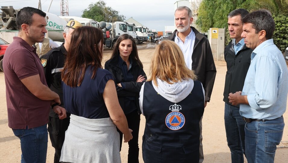 Los Reyes Felipe y Letizia, atentos a lo que les explican en la Comunidad de Valencia