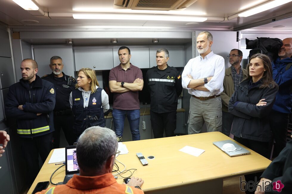 Los Reyes Felipe y Letizia en el puesto de mando que gestiona la DANA en Paiporta, Valencia