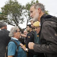 El Rey Felipe, con barro en el abrigo, en su visita a Paiporta, Valencia