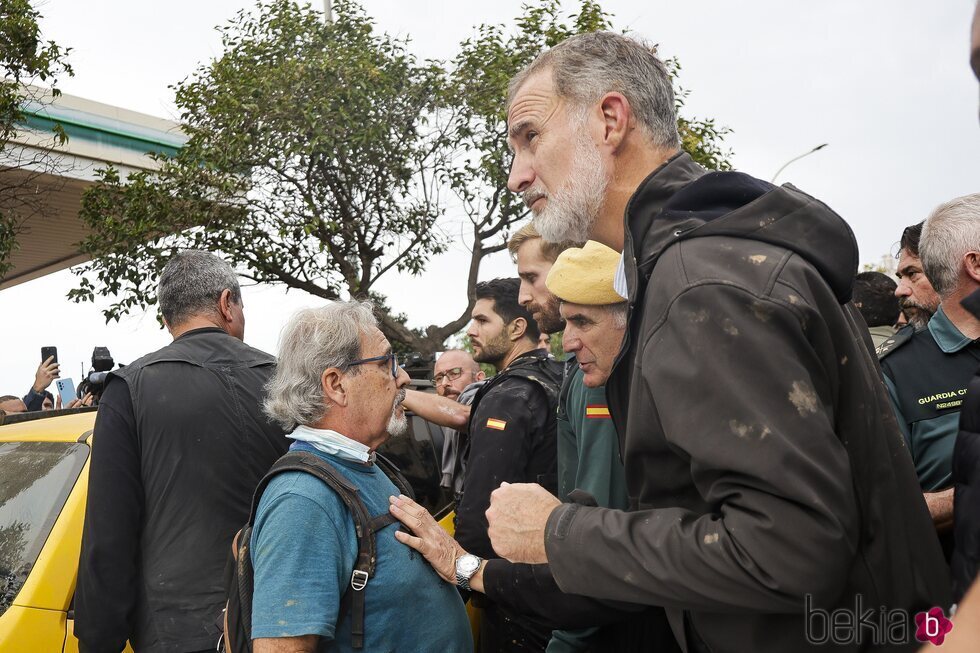 El Rey Felipe, con barro en el abrigo, en su visita a Paiporta, Valencia