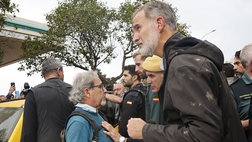 El Rey Felipe, con barro en el abrigo, en su visita a Paiporta, Valencia