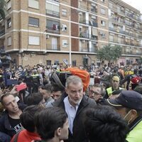 El Rey Felipe rodeado de personas en Paiporta, Valencia