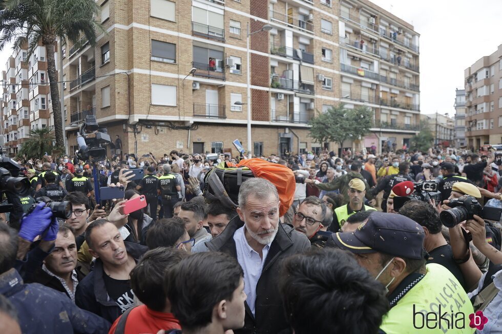 El Rey Felipe rodeado de personas en Paiporta, Valencia