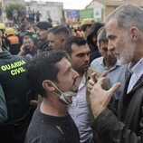 El Rey Felipe hablando con un vecino de Paiporta tras la DANA