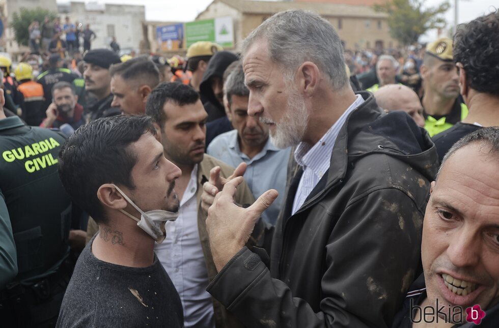 El Rey Felipe hablando con un vecino de Paiporta tras la DANA