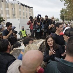 La Reina Letizia hablando con unas personas en Paiporta durante su visita a las zonas afectadas por la DANA en Valencia