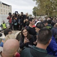 La Reina Letizia hablando con unas personas en Paiporta durante su visita a las zonas afectadas por la DANA en Valencia