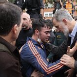 El Rey Felipe VI consolando a un joven en Paiporta en su visita a las zonas afectadas por la DANA en Valencia