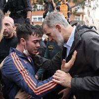 El Rey Felipe VI consolando a un joven en Paiporta en su visita a las zonas afectadas por la DANA en Valencia