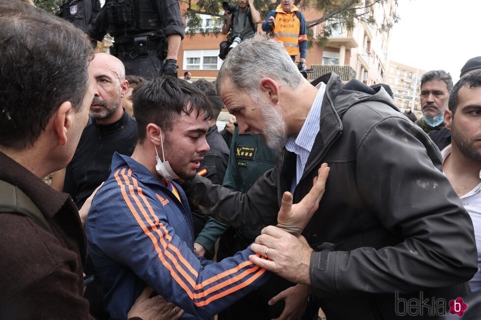 El Rey Felipe VI consolando a un joven en Paiporta en su visita a las zonas afectadas por la DANA en Valencia