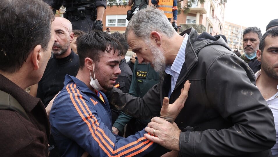 El Rey Felipe VI consolando a un joven en Paiporta en su visita a las zonas afectadas por la DANA en Valencia