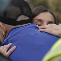 La Reina Letizia abraza a un hombre en Paiporta durante su visita a las zonas afectadas por la DANA en Valencia