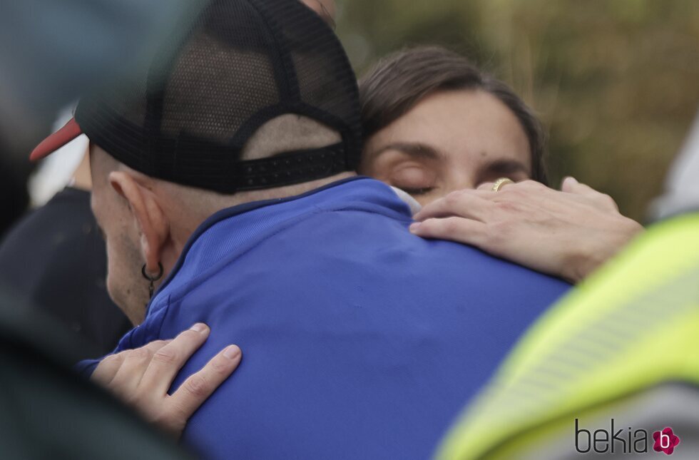 La Reina Letizia abraza a un hombre en Paiporta durante su visita a las zonas afectadas por la DANA en Valencia