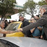 El Rey Felipe VI da la mano a una mujer en Paiporta en su visita a las zonas afectadas por la DANA en Valencia