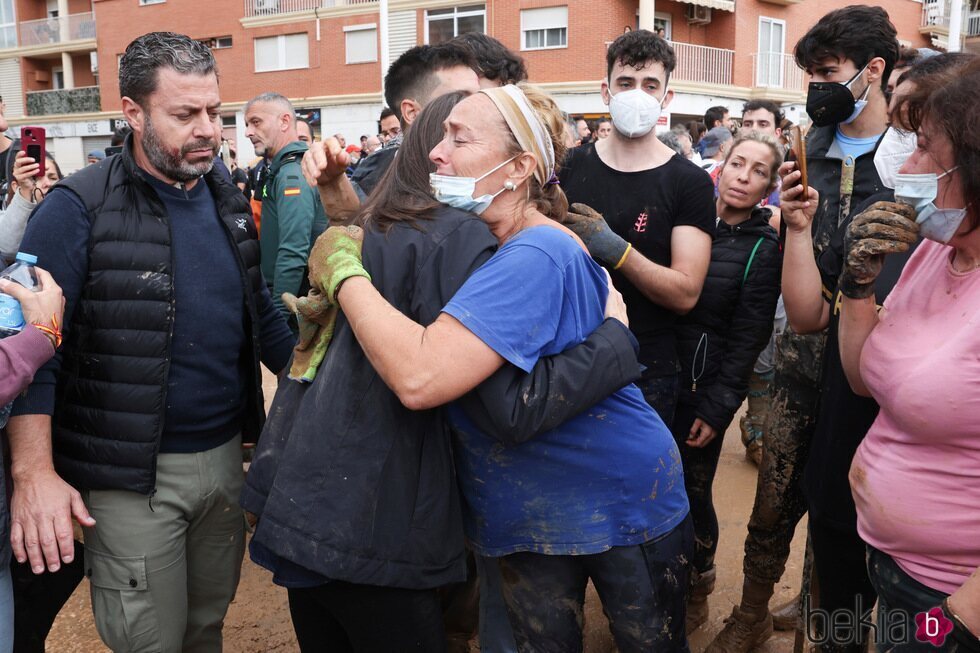 La Reina Letizia abraza a una mujer en Paiporta durante su visita a las zonas afectadas por la DANA en Valencia