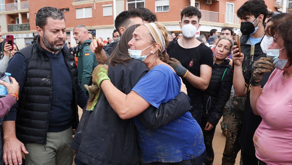 La Reina Letizia abraza a una mujer en Paiporta durante su visita a las zonas afectadas por la DANA en Valencia